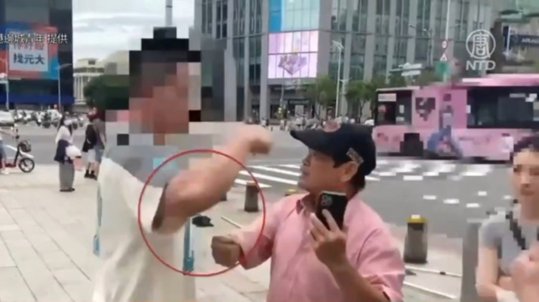 中國遊客台北街頭鬧場 硬搶在台港人光時旗幟