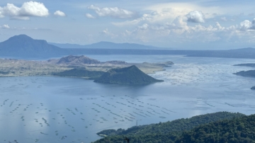 全球最小活火山 菲律宾湖中火山喷发 禁游客靠近