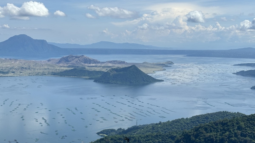 全球最小活火山 菲律宾湖中火山喷发 禁游客靠近