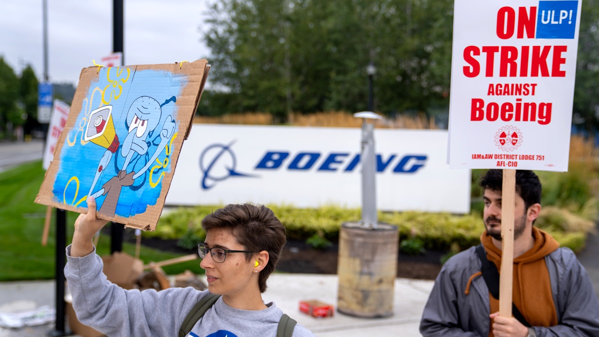 短訊】波音報告季度損失60億美元股價下跌| 波音公司| 罷工| 紐約股市| 新唐人电视台