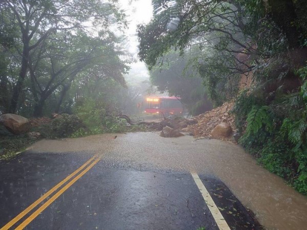 强降雨酿灾 阳金公路土石滑落双向封闭