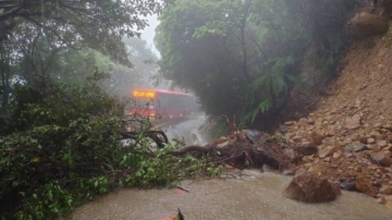 強降雨釀災 陽金公路土石滑落雙向封閉