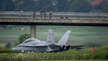 美軍戰機在日本三澤機場起火 跑道一度封閉