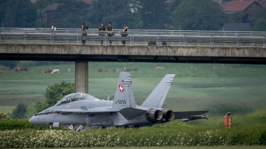 美軍戰機在日本三澤機場起火 跑道一度封閉