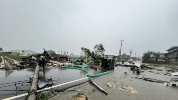 強颱康芮衝擊東海岸 道路變河流 巨浪越波堤