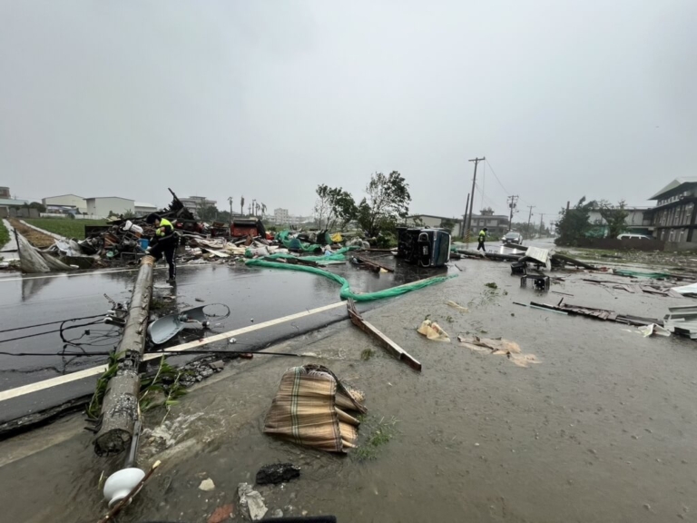 強颱康芮衝擊東海岸 道路變河流 巨浪越波堤