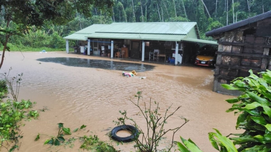 颱風康芮挾強風豪雨 花蓮泥流狂瀉淹路、貨車翻覆(組圖)