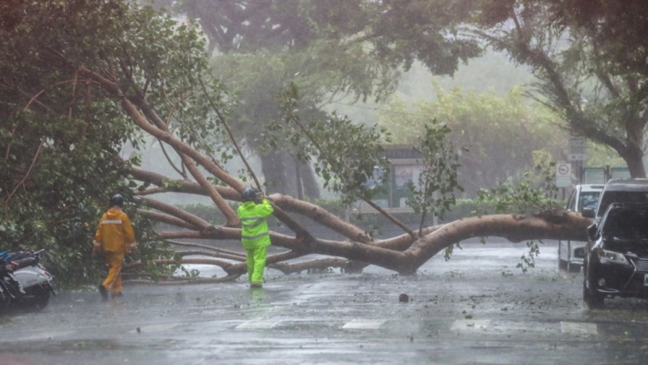 强台康芮来袭 台北平地现10级风 捷运部分路段停运