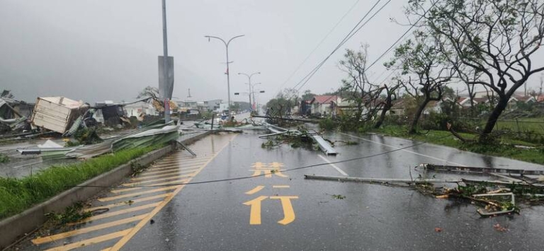組圖：颱風康芮襲台74萬戶停電 多地鐵皮屋被吹翻