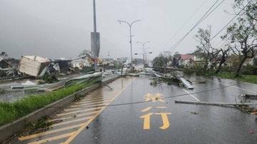 组图：台风康芮袭台74万户停电 多地铁皮屋被吹翻