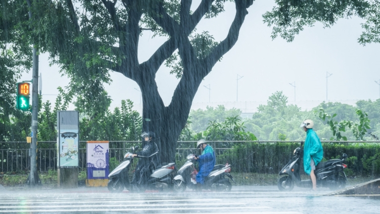 10月31日兩岸掃描 強颱康芮狂風驟雨襲台灣 災情通報1429件