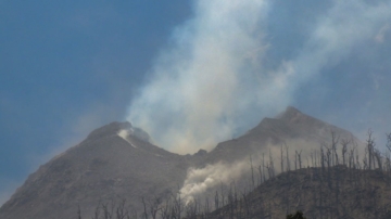 印尼火山喷发起火燃烧 民宅损毁酿9死 居民恐慌