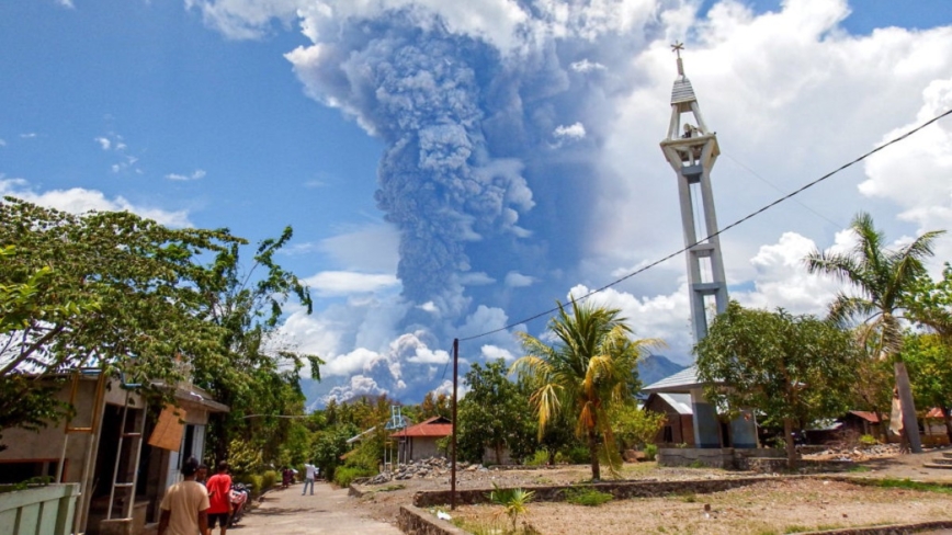 印尼东部火山再喷发 火山灰云柱直冲八千公尺高空