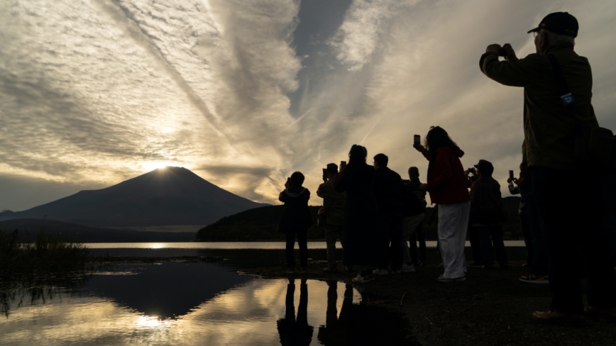 130年來首次 直到11月富士山才戴上「雪帽」