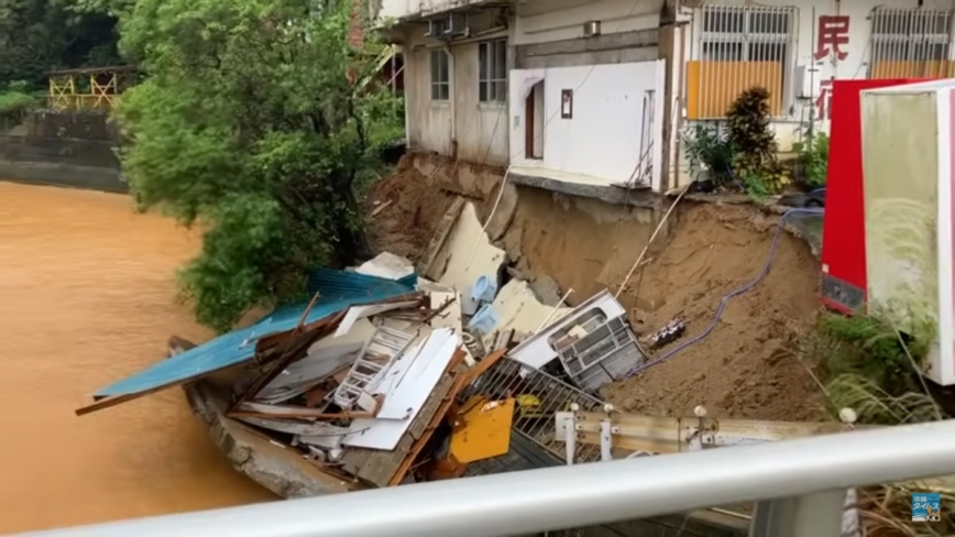 猛烈降雨 日本冲绳北部土石崩落水淹及膝