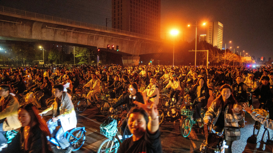 【中国一分钟】“郑州夜骑”中共恐慌 多所大学突然查寝封校