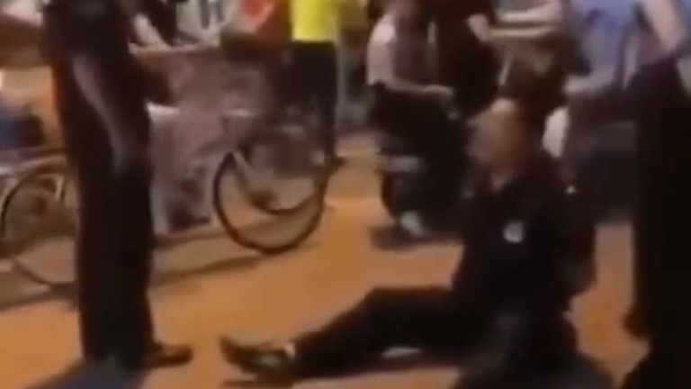 中共城管大罵公安 被上銬後嚎啕大哭（視頻）