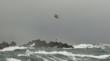 風浪突變釀意外 基隆嶼7釣客遭浪襲落海釀1死