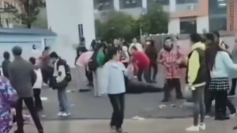 湖南常德小學前汽車撞人群 學生奔逃 傷亡不明（視頻）