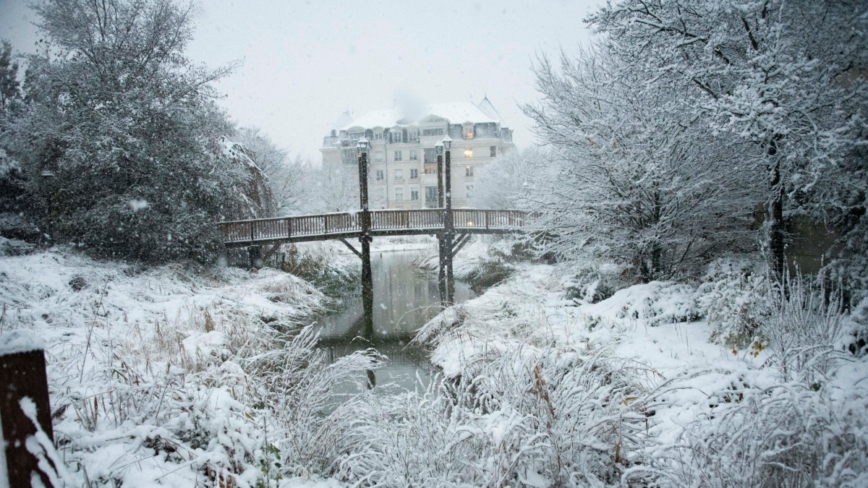 歐洲多國提前迎來降雪 巴黎遊客享雪景