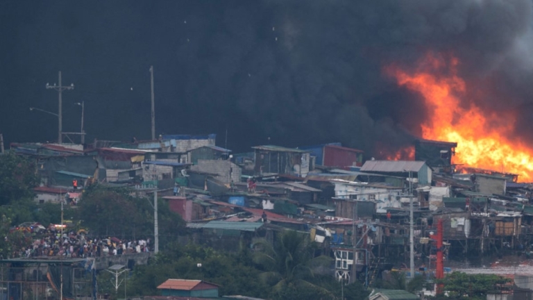 熊熊烈火 摧毀馬尼拉最大貧民窟數千間棚屋(視頻)