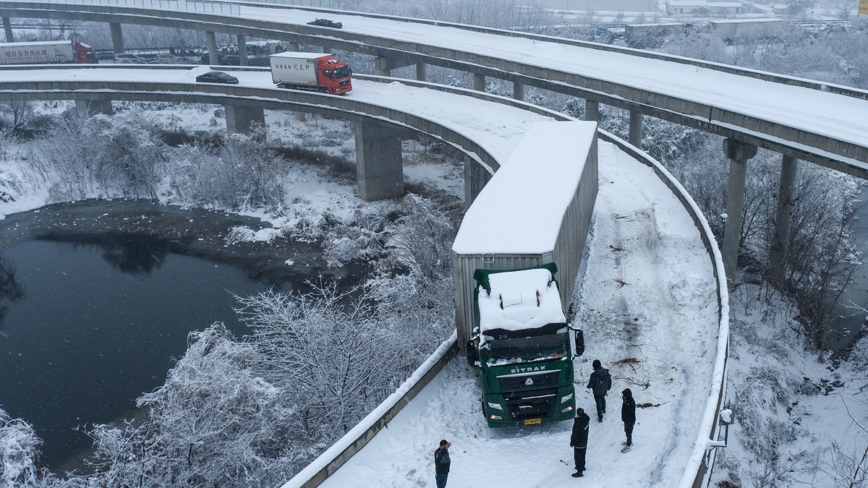 寒潮來襲中國多地低溫迎暴雪 高速多車被困