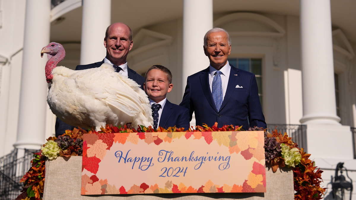 拜登白宫赦免两火鸡谈感恩强调家庭很重要| 感恩节| 赦免火鸡| 美国总统| 新唐人电视台