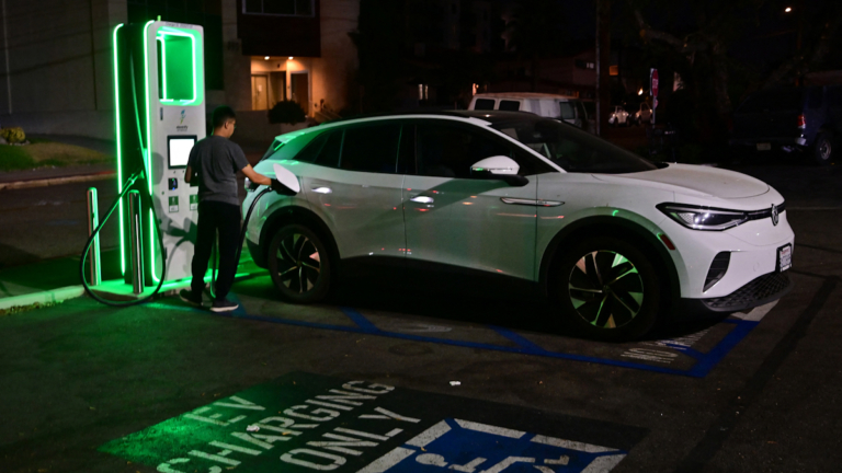 川普或取消電動車抵稅 紐森擬實施買車退稅