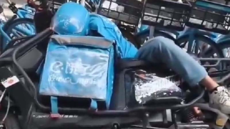 上海一外賣員倒在街頭一動不動 生死不明（視頻）
