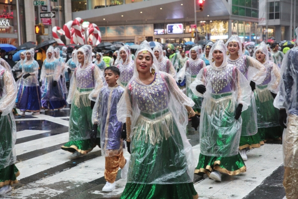 组图：梅西感恩节大游行雨中登场 观众热情不减