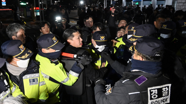 韓戒嚴司發「第一號令」：禁止一切政治活動 違者拘留