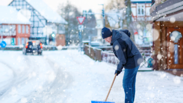 雪铲上用这一招 除雪更轻松