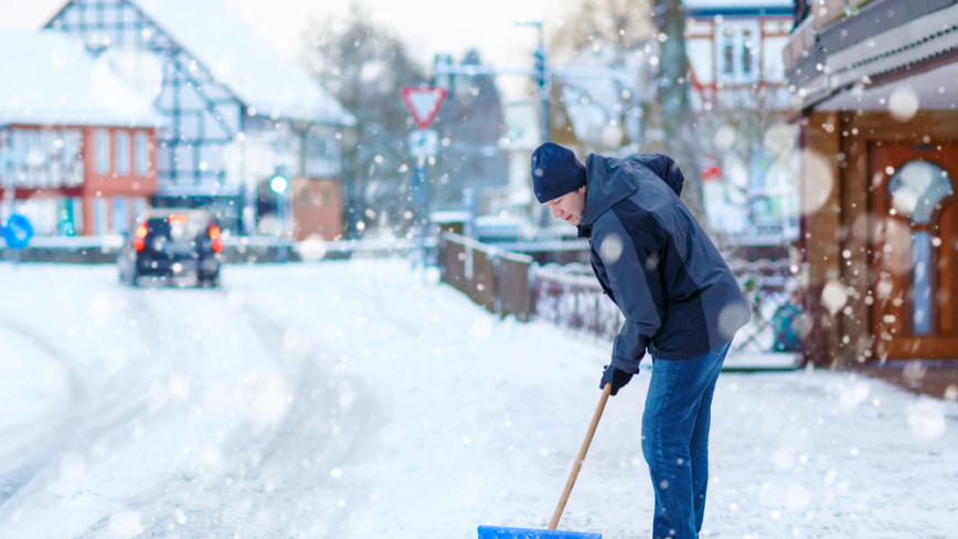 雪铲上用这一招 除雪更轻松