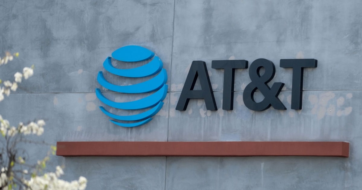 12月3日財經快報 AT&T:到2027年自由現金流或超180億美元 | AT&T | 特斯拉 | 蘋果公司 | 新唐人电视台