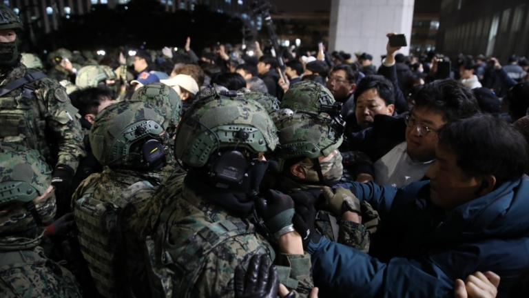 組圖：韓國戒嚴6小時 國會大樓發生衝突