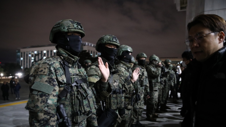 韓國戒嚴細節流出 戒嚴軍隊打破窗戶進入國會