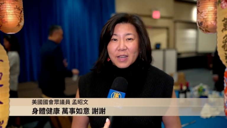 國會議員孟昭文向觀眾賀年