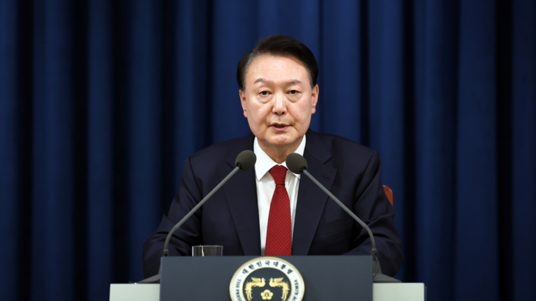 【新聞週刊】突施戒嚴令 韓總統逃過弹劾案 或提前下台