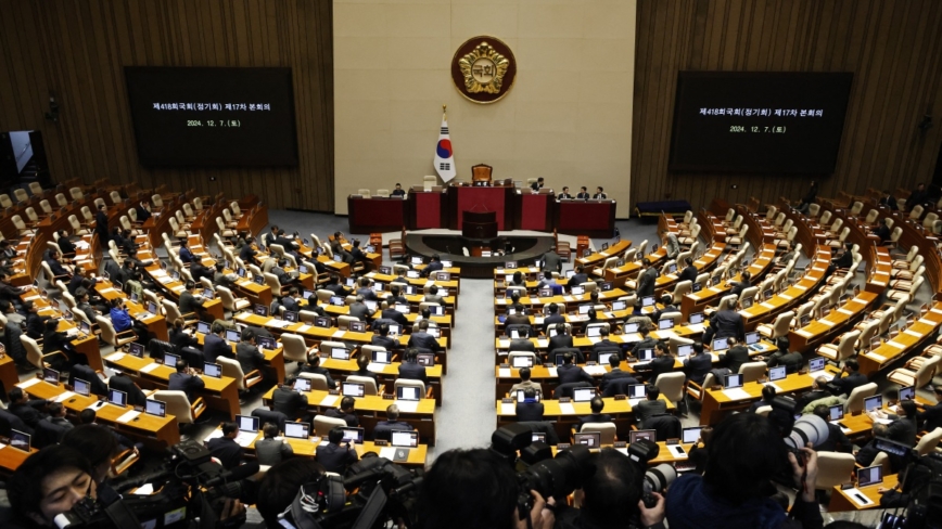 韩国会决议促逮捕总统 反对党预算案强推过关