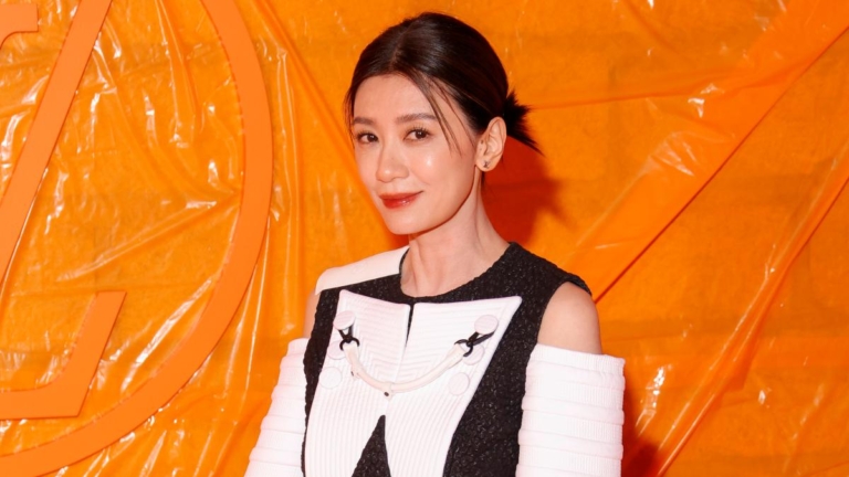賈靜雯素顏驚呆網友 海關人員看到護照也驚訝