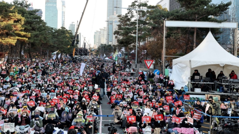 韓民眾抗議現場 少女時代作品收聽激增
