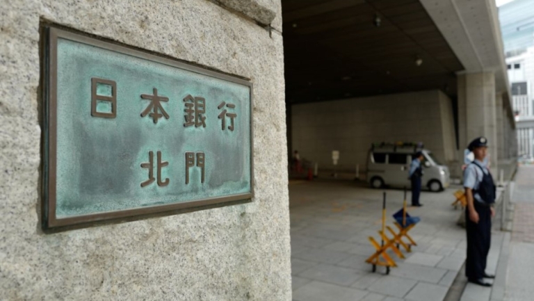 日銀宣布利率不變 日圓兌美元貶破155大關