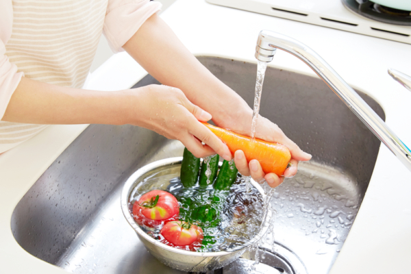 果皮可能含有农药残留物，因此吃之前彻底清洗很重要。(Shutterstock)