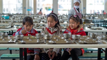 中国辽宁一小学给学生吃狗食剩菜 家长痛哭