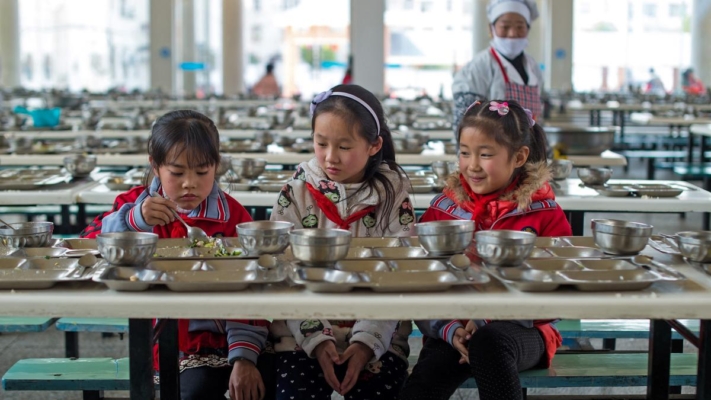 中国辽宁一小学给学生吃狗食剩菜 家长痛哭