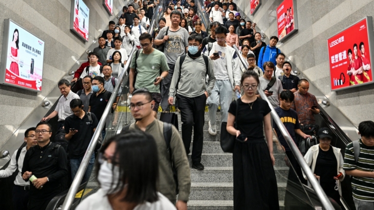 中國失業率下降？上海男：我們連失業的資格都沒有