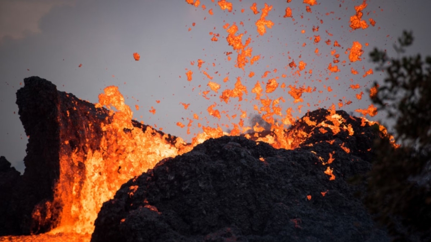 夏威夷几劳亚火山喷发 滚烫岩浆直窜天际