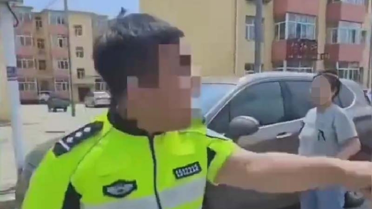 內蒙公安開私車帶女子上街查車 態度囂張（視頻）