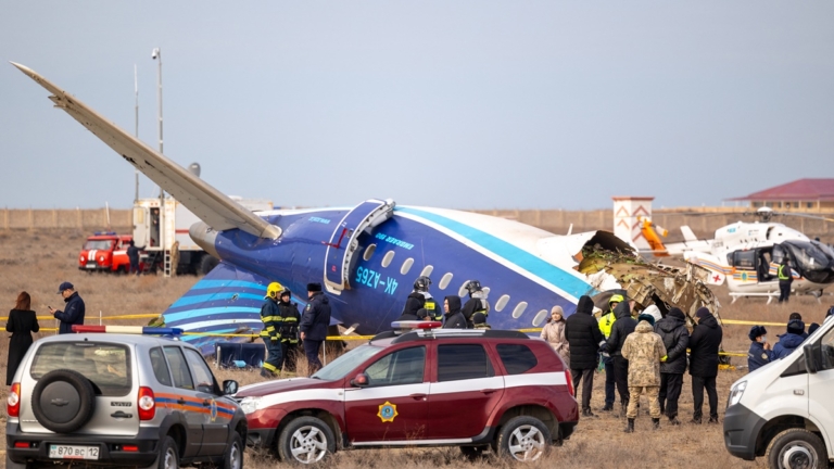 組圖：載67人客機在哈薩克斯坦墜毀 機身瞬間分離