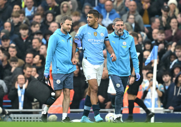 MANCHESTER, ENGLAND - SEPTEMBER 22: Rodri of Manchester City leaves the pitch following an injury during the Premier League match between Manchester City FC and Arsenal FC at Etihad Stadium on September 22, 2024 in Manchester, England. 